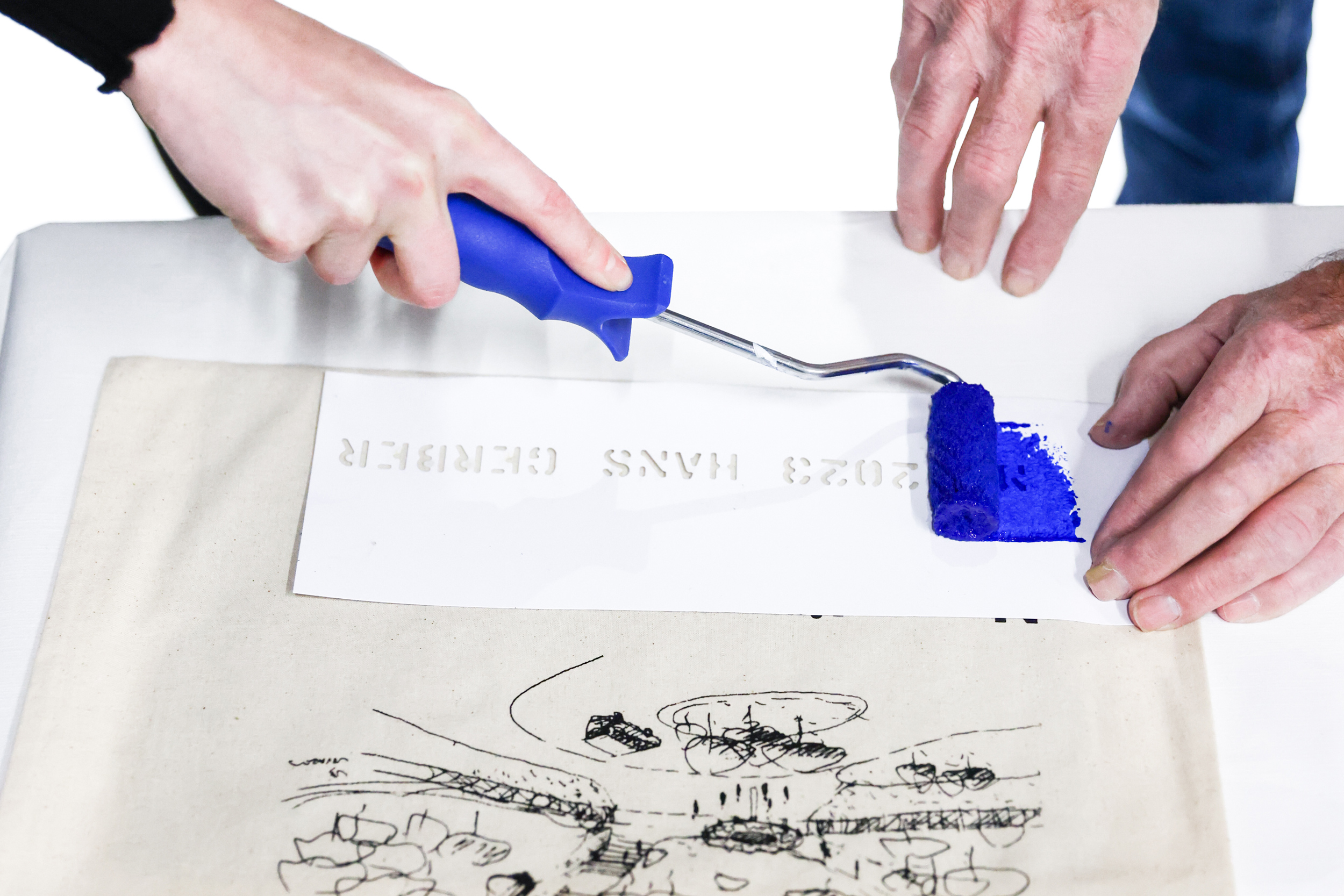 Blauer Schablonendruck auf Jutetasche.