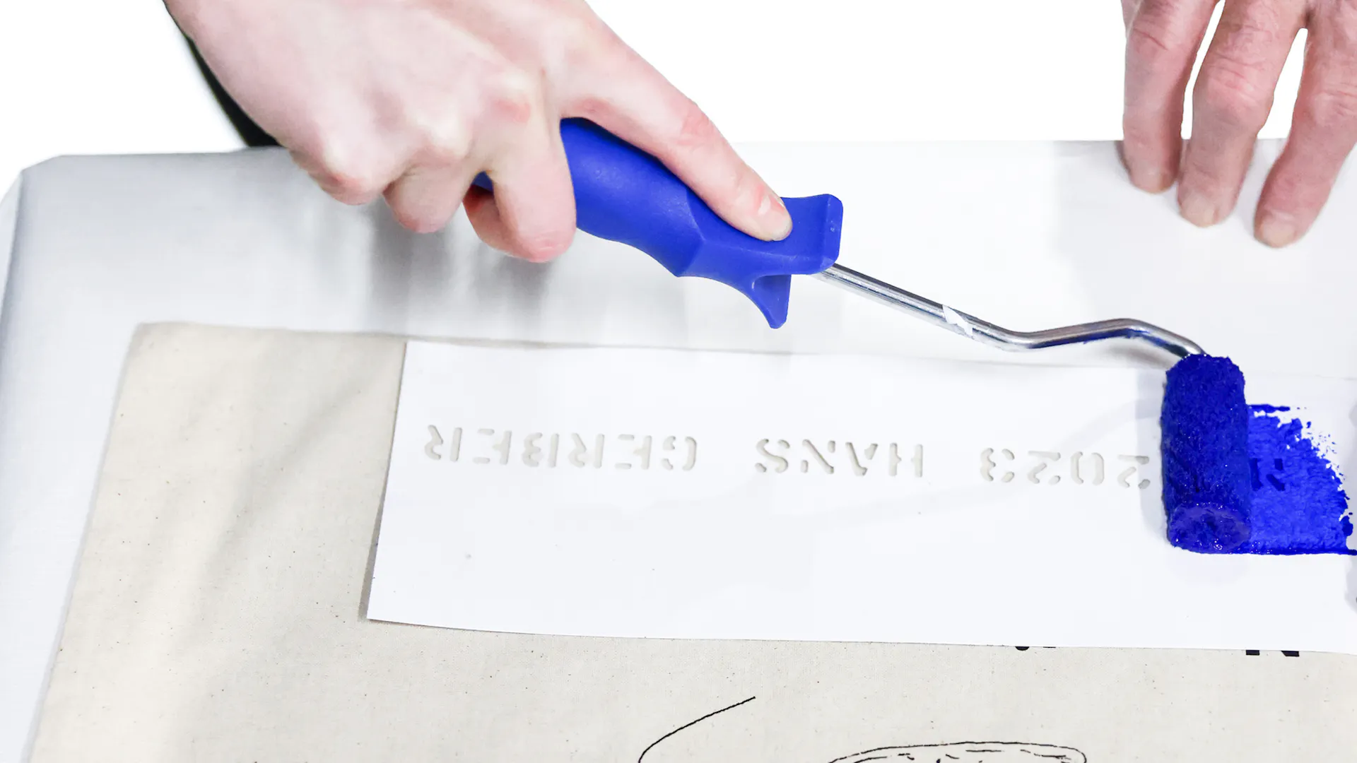 Blauer Schablonendruck auf Jutetasche.