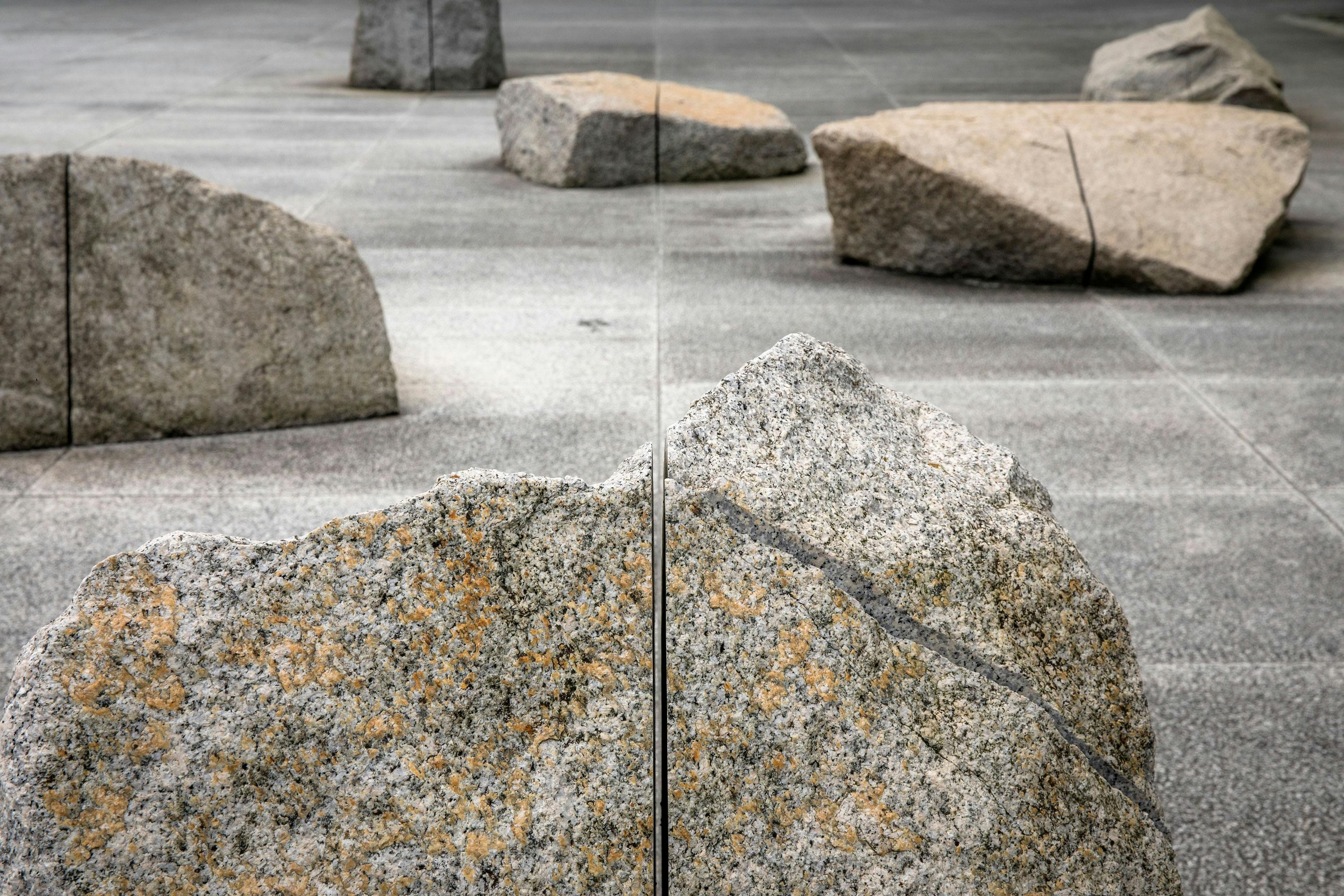 Einer der sieben Steine, ein Kunstwerk von Rueckriem.