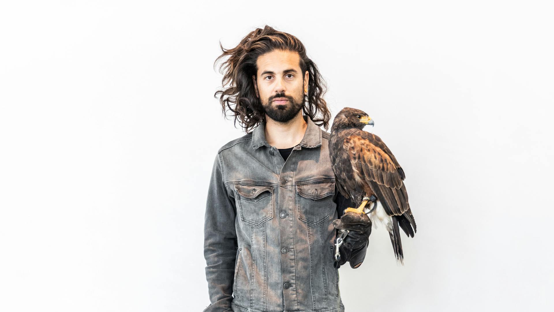 Portrait of Simone Cilluffo, the falconer on Novartis Campus.
