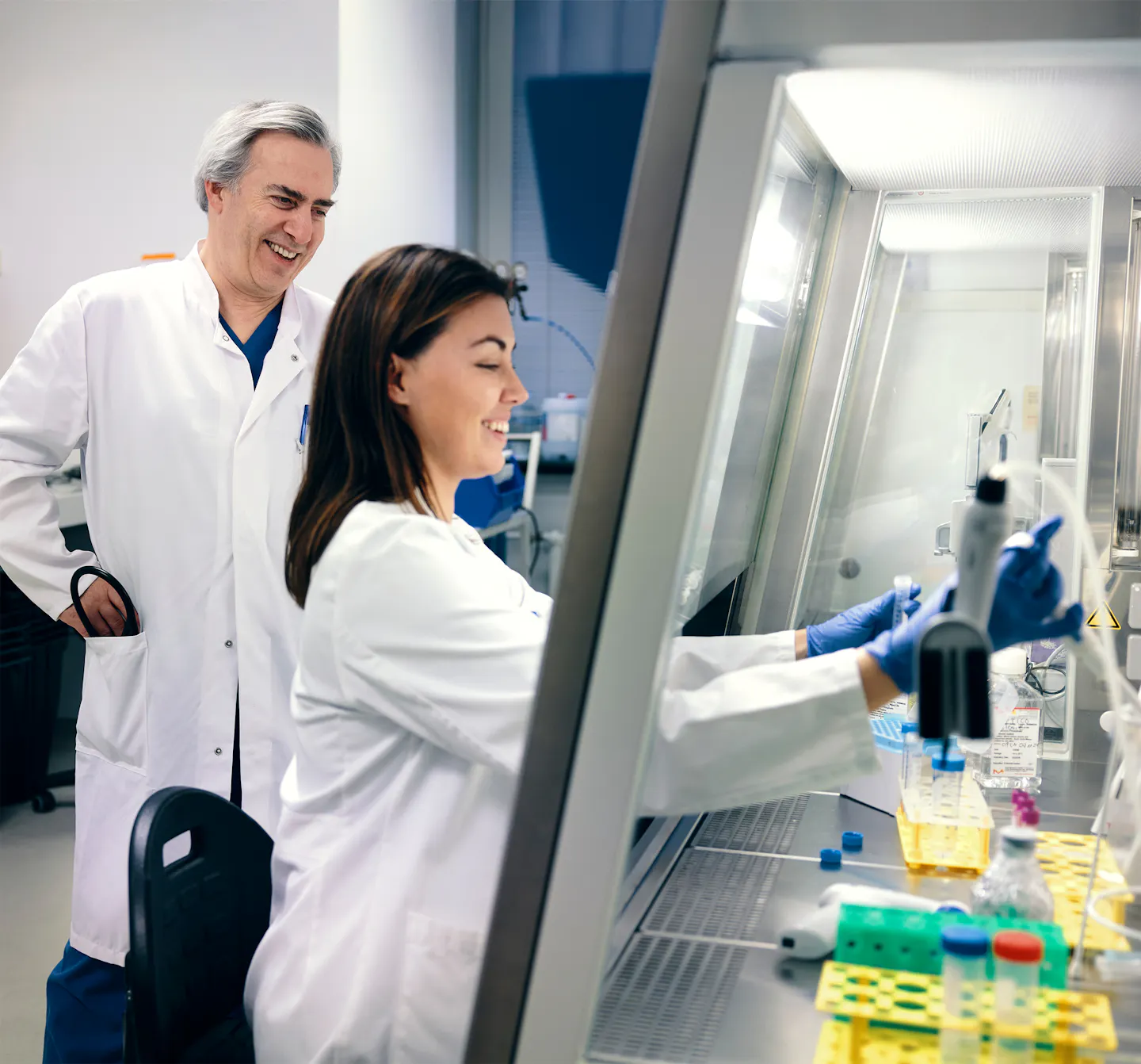 Anna Sannino und Ulf Landmesser im Labor an der Berliner Charité.