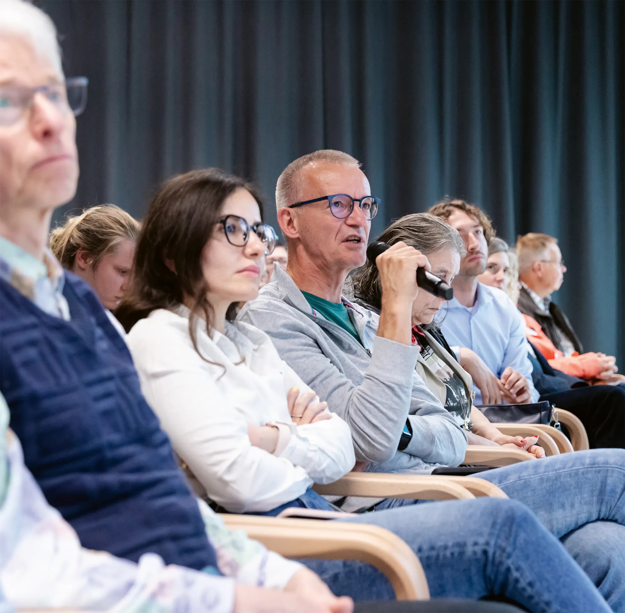 Mann stellt Publikumsfrage im Anschluss an Prof. Olaf Kerns Vortrag im Novartis Pavillon.