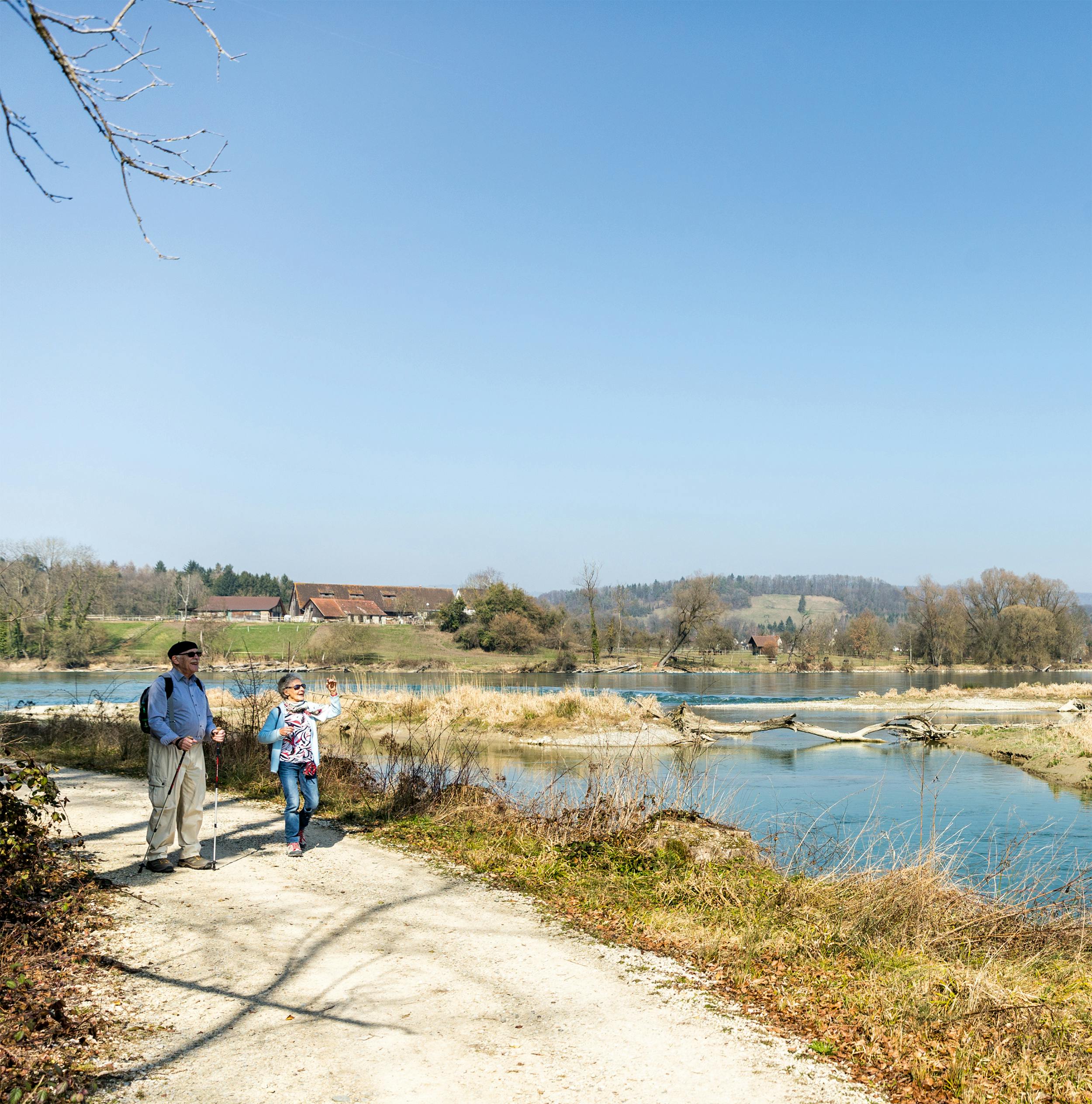 Pensionierte von Novartis bei einem gemeinsamen Spaziergang bei Basel.