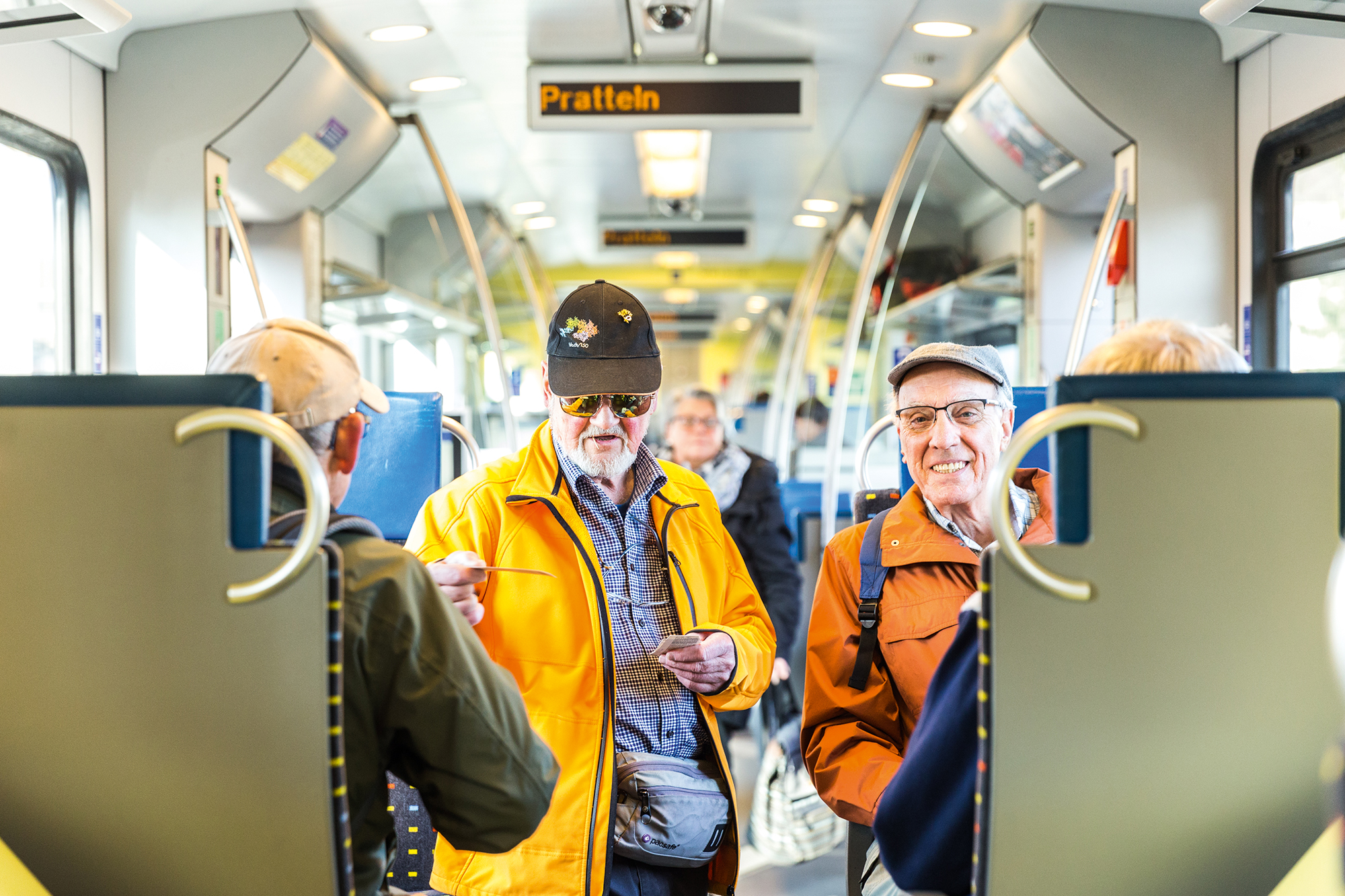 Wandergruppe von Senioren im Bus