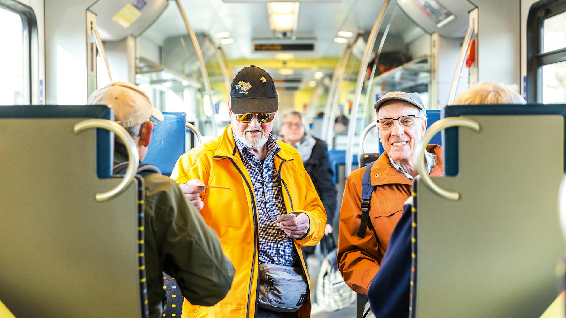 Wandergruppe von Senioren im Bus.
