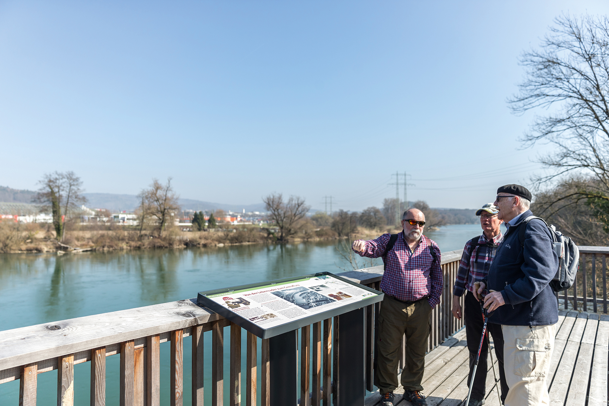 Wandergruppe beim Spaziergang blickt auf den See.