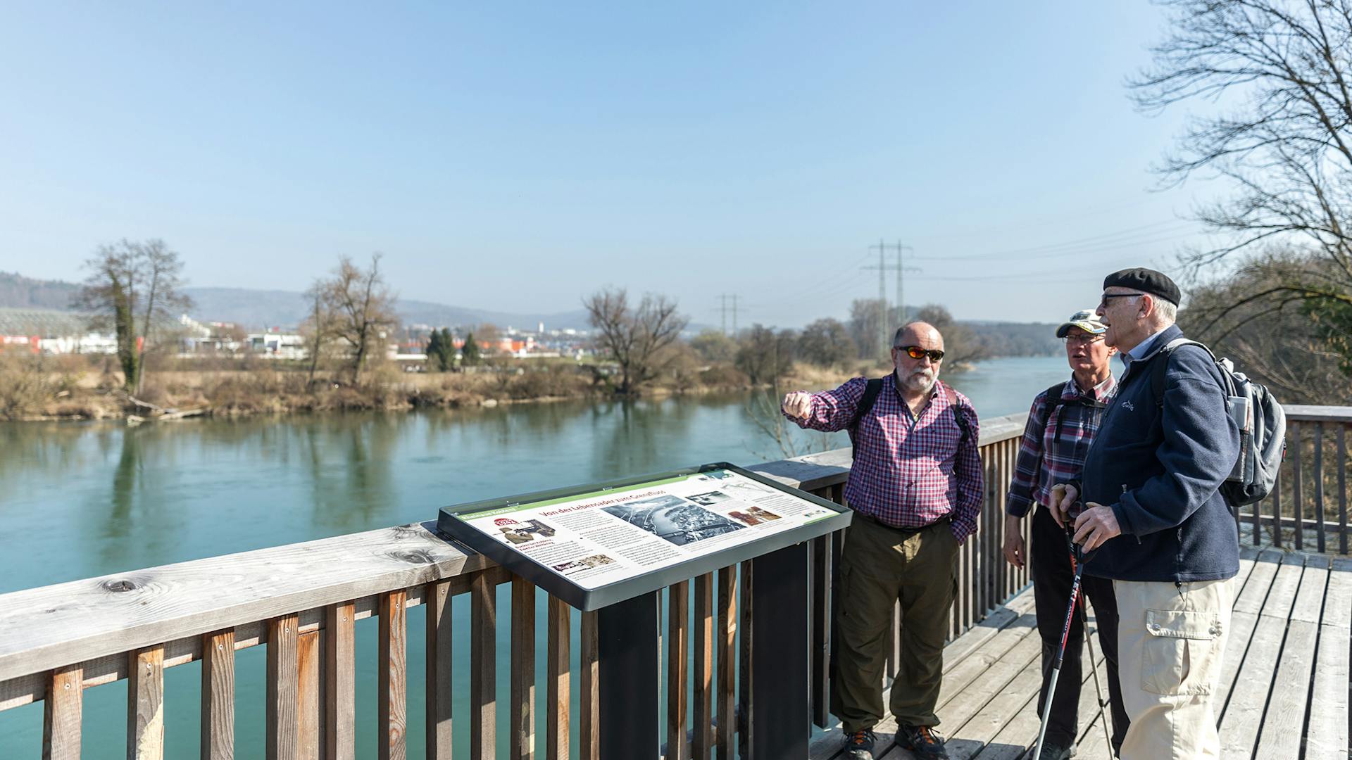 Wandergruppe beim Spaziergang blickt auf den See.
