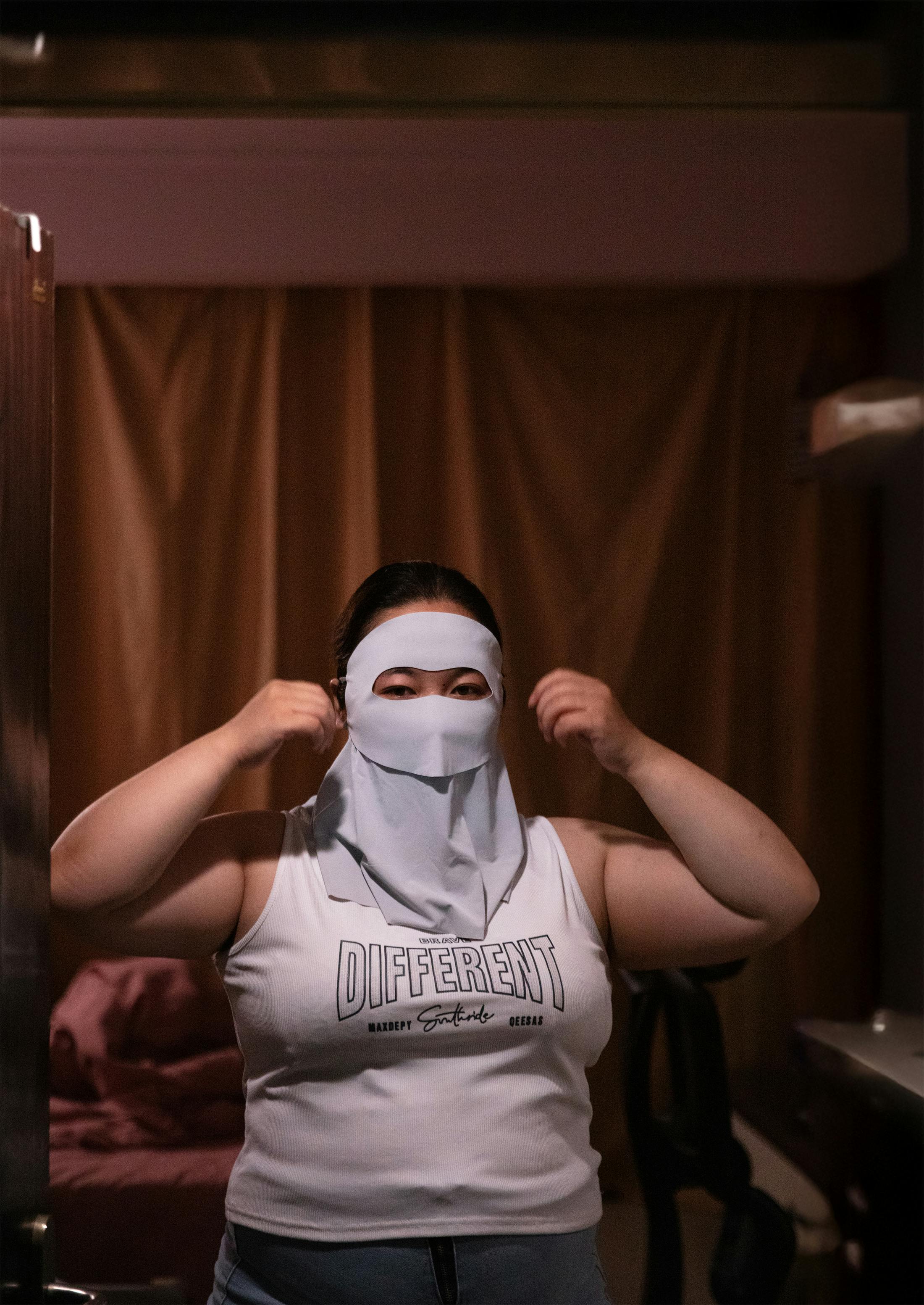 Jiahui Zhang zieht ihre Maske an.