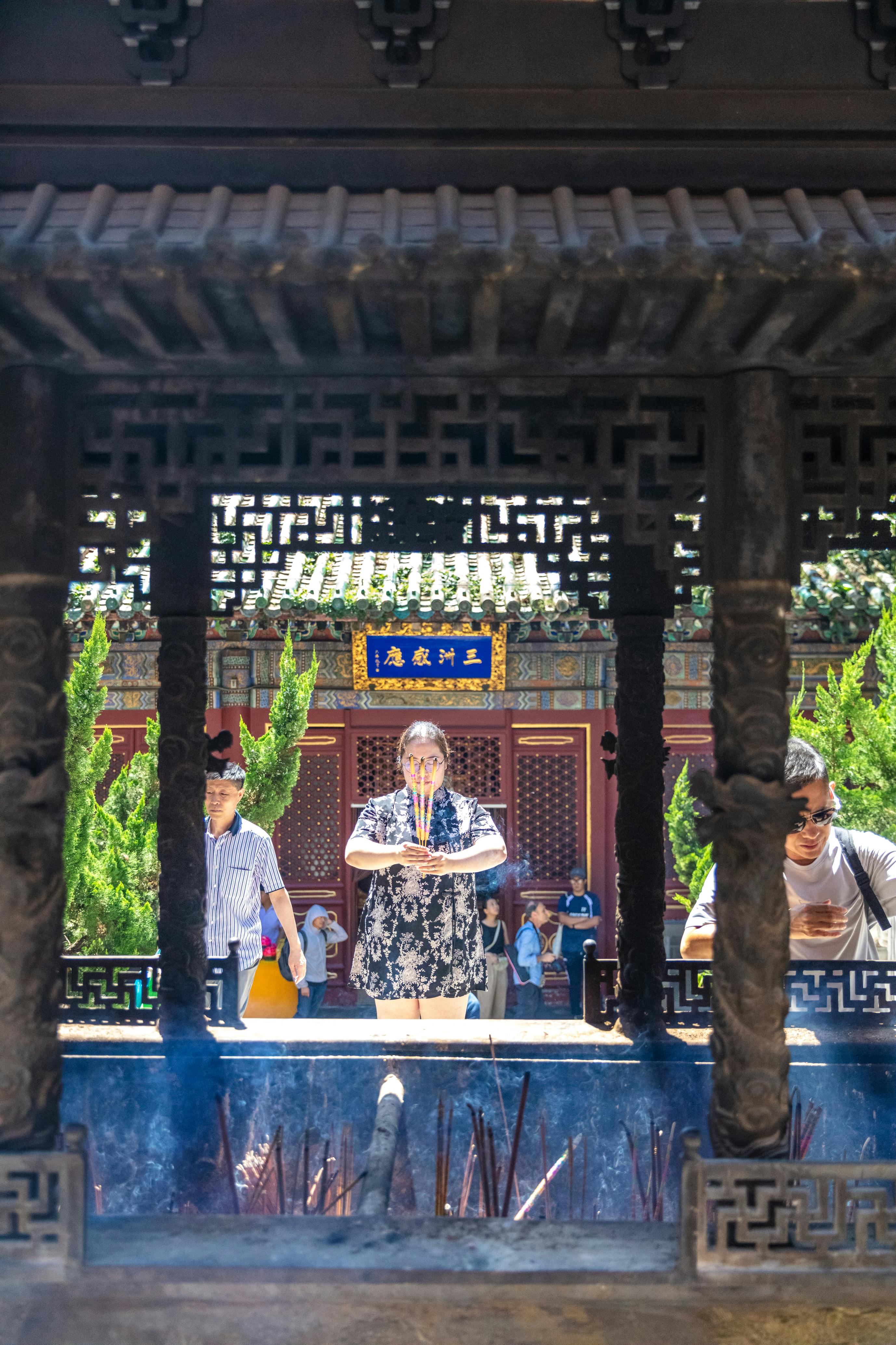 Jiahui Zhang betet im Tan Zhe Si Tempel.