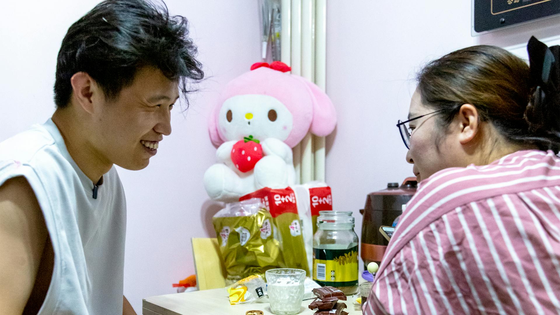 Jiahui Zhang und ihr Ehemann am Küchentisch.