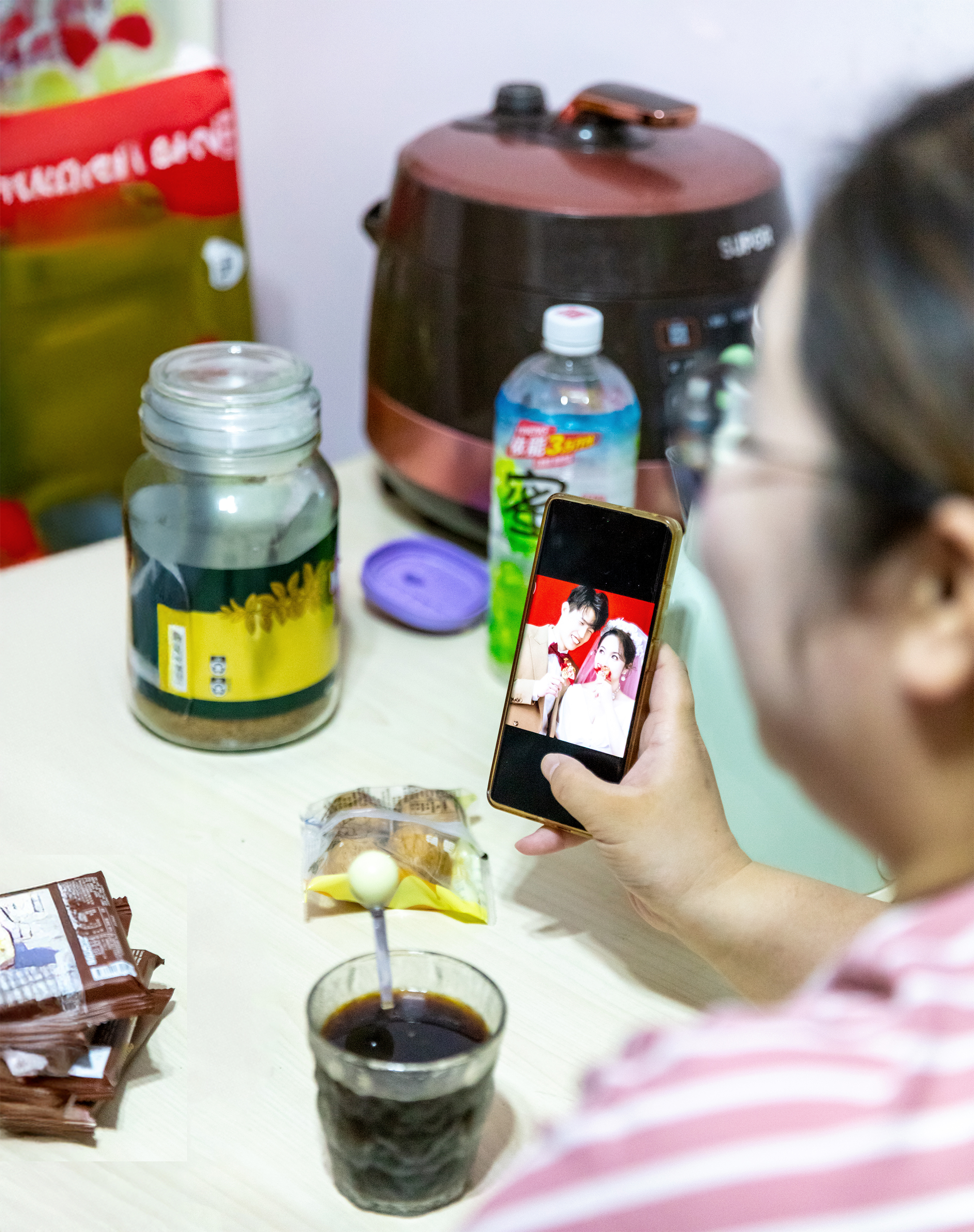 Jiahui Zhang zeigt Bilder von ihrer Hochzeit.