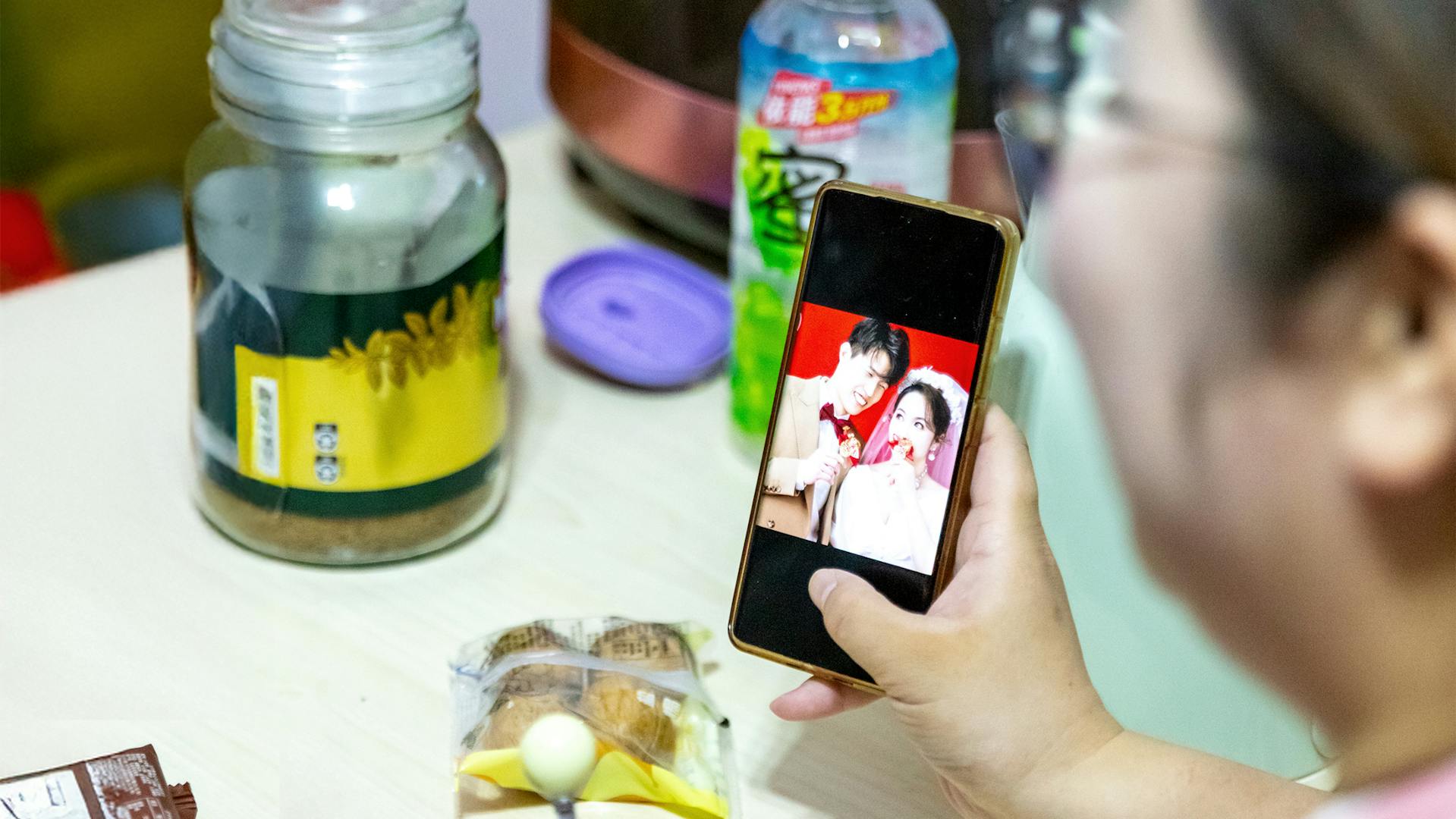 Jiahui Zhang zeigt Bilder von ihrer Hochzeit.