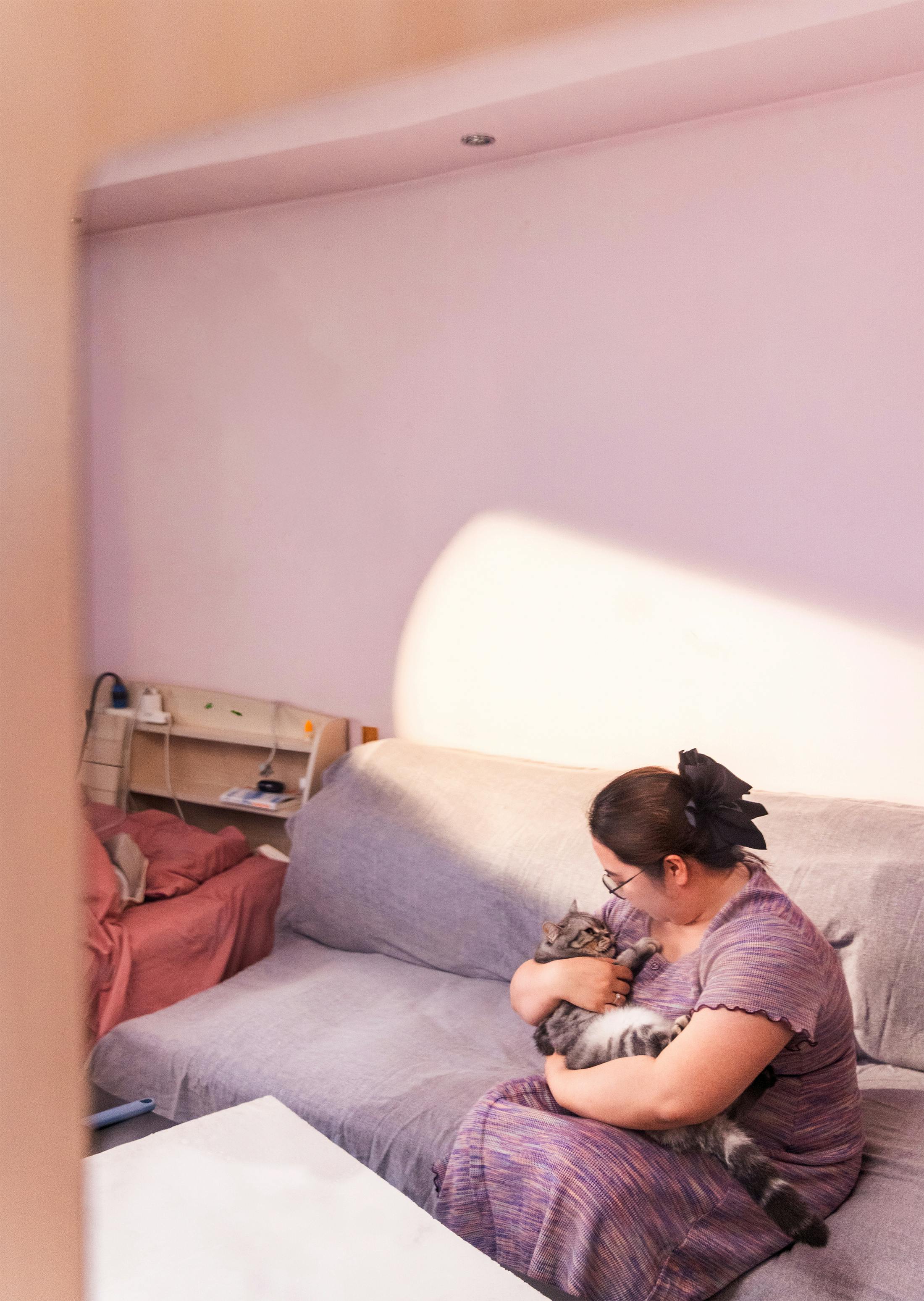 Jiahui kuschelt mit ihrer Katze.