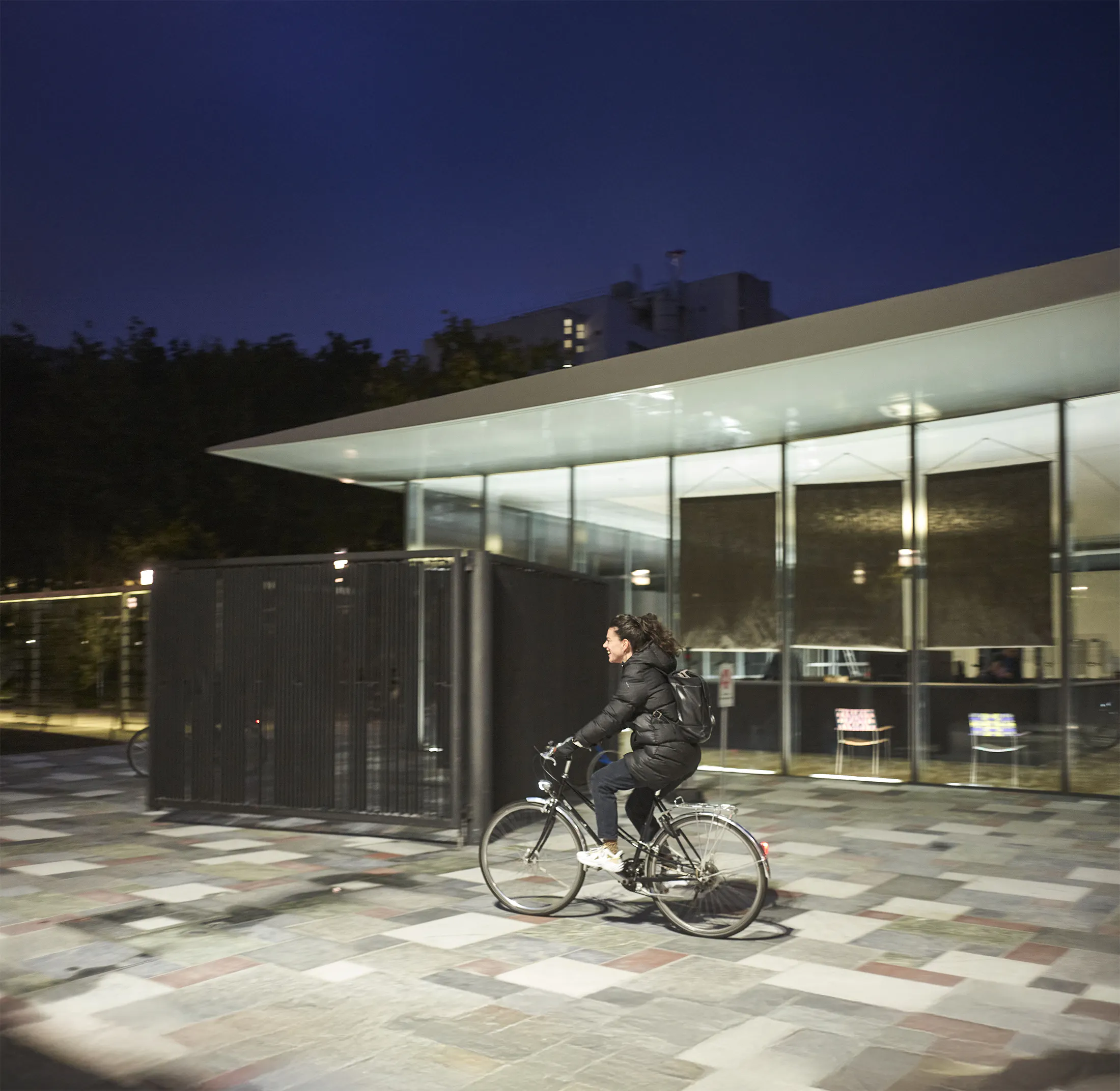 Nelly Riggenbach auf ihrem Fahrrad am Novartis Campus.