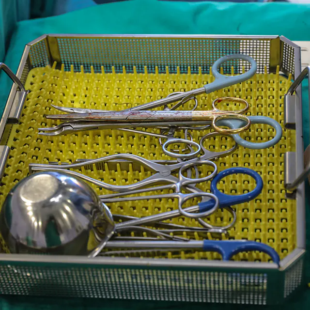 Chirurgische Instrumente, die während einer Operation im Verbrennungszentrum des Simon-Khechinashvili-Universitätsspitals in Tiflis verwendet wurden.