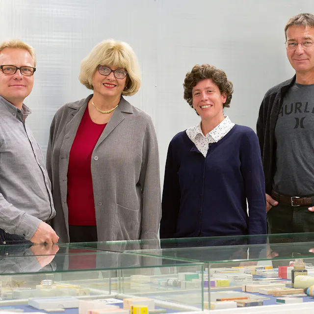 Das Team des Novartis-Firmenarchivs, v. l.: Philipp Gafner, Carole Billod (pensioniert), Florence Wicker, Walter Dettwiler (Leiter).