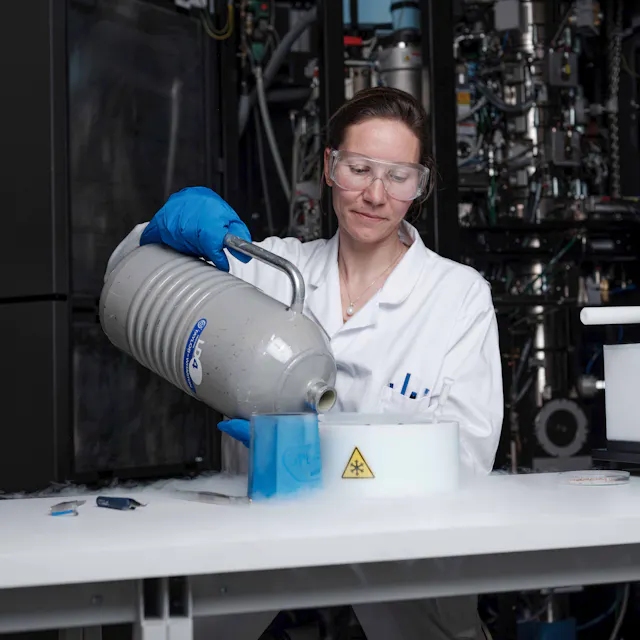 Eine Probenhandhabungsstation wird mit flüssigem Stickstoff auf –170 °C gekühlt.