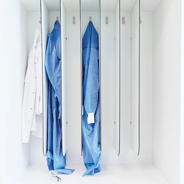 施設での仕事に保護服は欠かせない