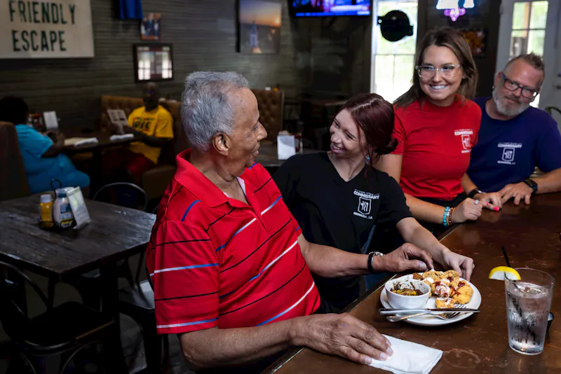 Van isst gerne im kreolischen Restaurant seines Cousins in Natchez, Louisiana, wo ihn die Mitarbeitenden alle kennen,  "Ich bin mit einem kreolischen Erbe geboren und in Baton Rouge aufgewachsen. Es ist wie eine grosse Familie."