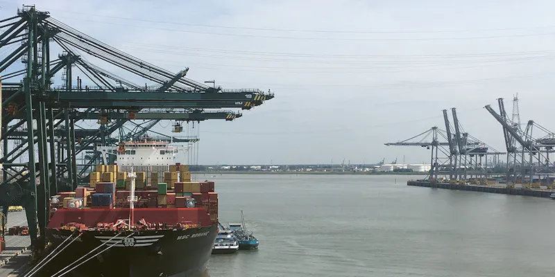 Beladung eines Containerschiffs im belgischen Hafen Antwerpen.