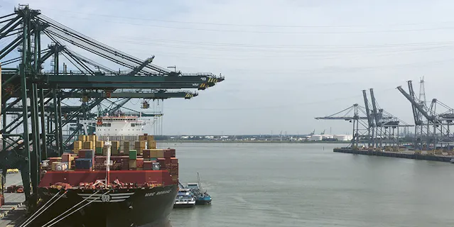 Beladung eines Containerschiffs im belgischen Hafen Antwerpen.