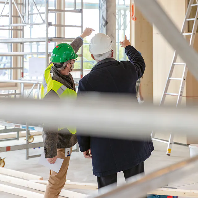 ...um die Fortschritte vor Ort zu begutachten und mit den Architekten zu diskutieren.