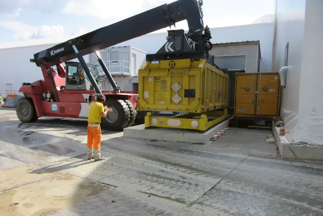 Preparation of loaded and washed containers (gross weight of 50 tonnes per unit) for loading.