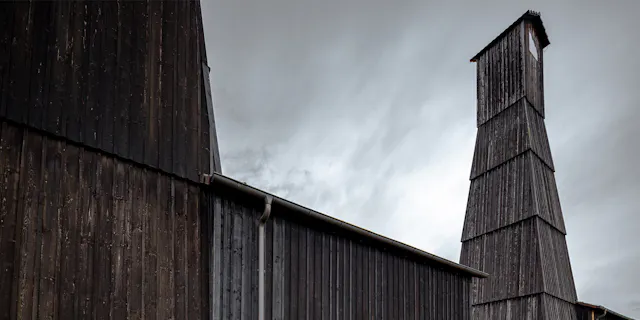 Even today, old wooden salt drilling towers can be found in Schweizerhalle, in Riburg and in the spa gardens of Rheinfelden. They bear witness to the industrial past.