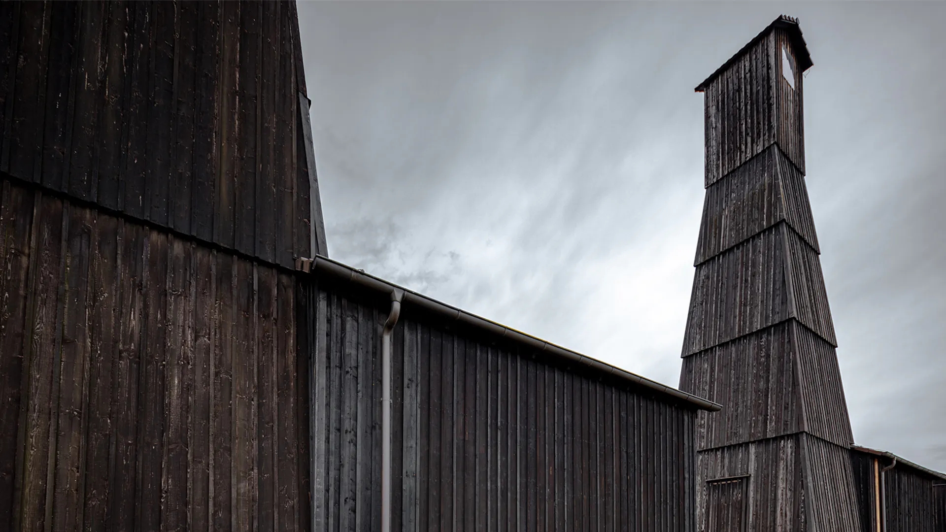Even today, old wooden salt drilling towers can be found in Schweizerhalle, in Riburg and in the spa gardens of Rheinfelden. They bear witness to the industrial past.