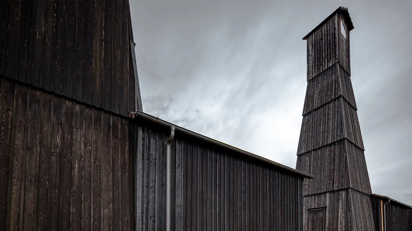 Even today, old wooden salt drilling towers can be found in Schweizerhalle, in Riburg and in the spa gardens of Rheinfelden. They bear witness to the industrial past.