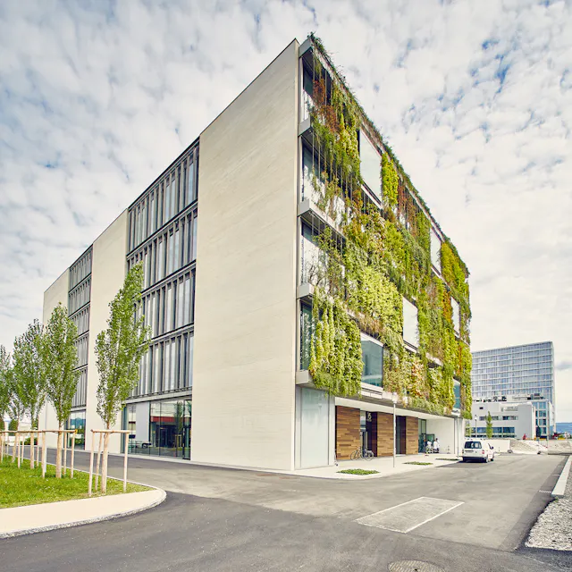 Entrance and side facade of Virchow 16.