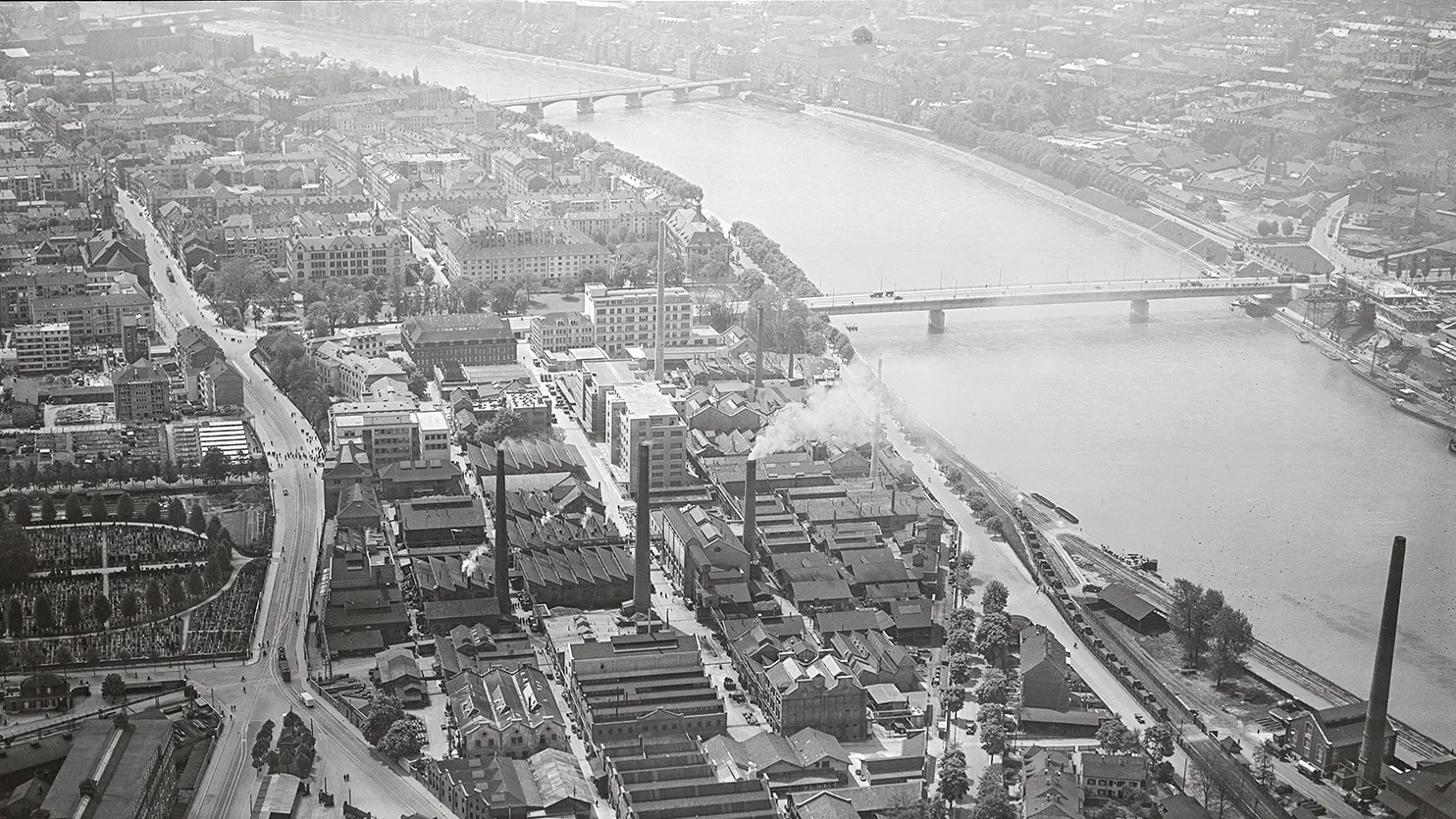 Aerial photograph of Area 1 in the Klybeck district, presumably from 1937. Looking upstream, in the center of the picture: Dreirosenbruecke.
