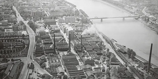 Aerial photograph of Area 1 in the Klybeck district, presumably from 1937. Looking upstream, in the center of the picture: Dreirosenbruecke.