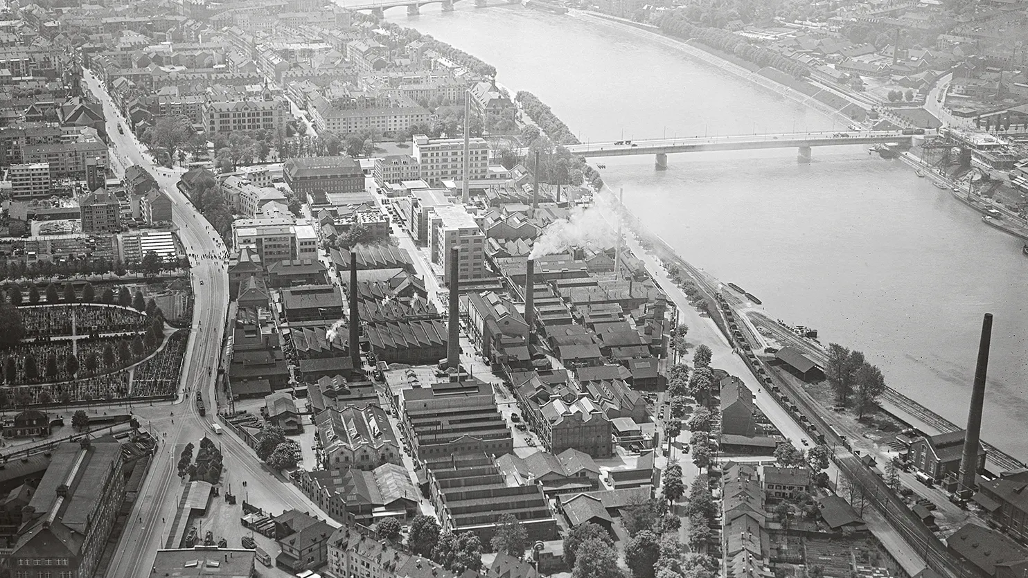 Aerial photograph of Area 1 in the Klybeck district, presumably from 1937. Looking upstream, in the center of the picture: Dreirosenbruecke.