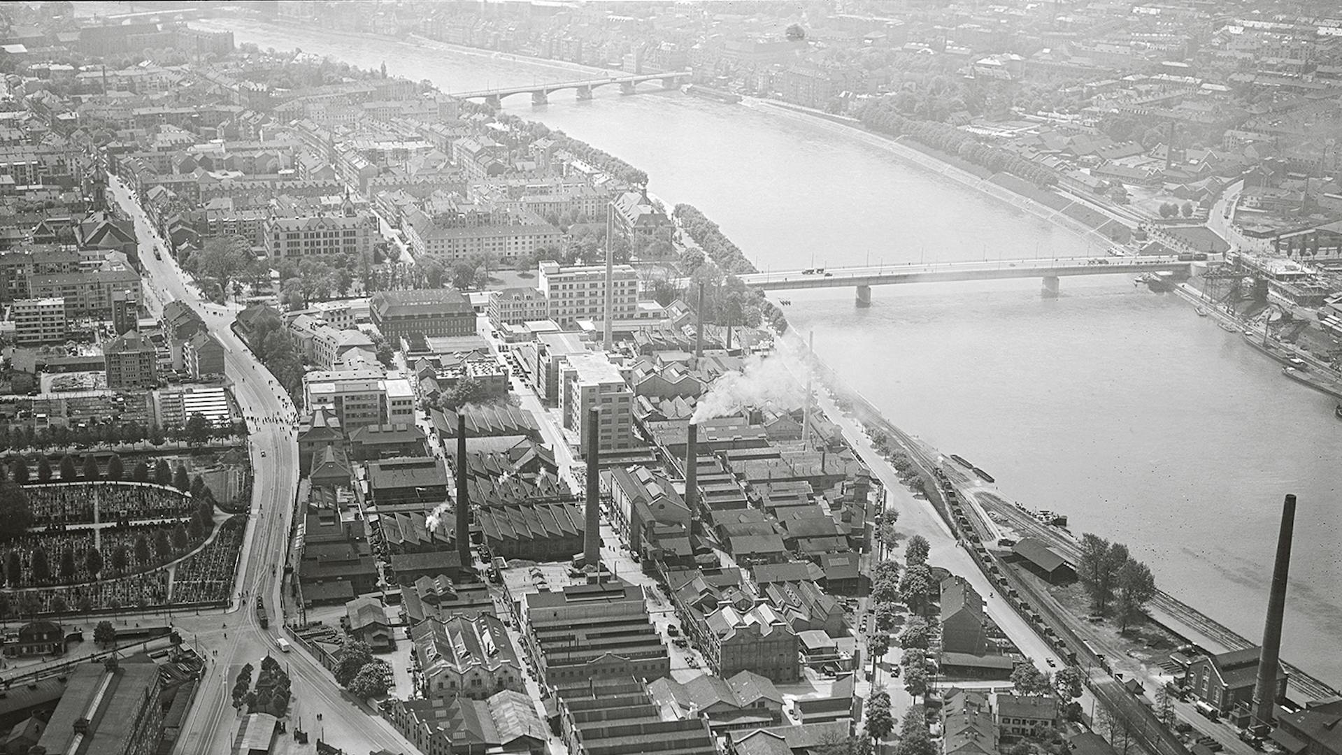 Aerial photograph of Area 1 in the Klybeck district, presumably from 1937. Looking upstream, in the center of the picture: Dreirosenbruecke.