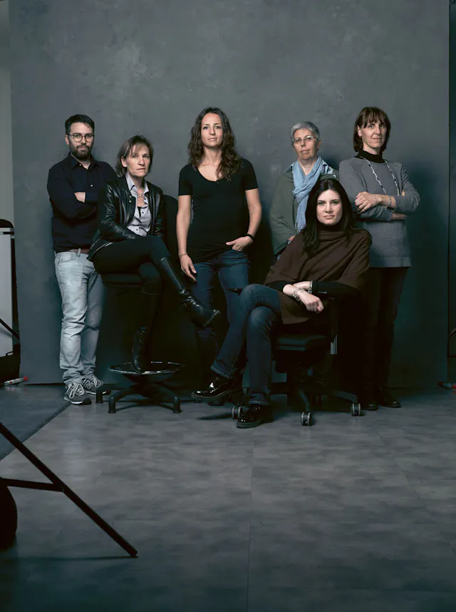 AAA-Teamfoto vor dunklem Hintergrund (von links nach rechts): Donato Barbato, Daniela Chicco, Clementina Brambati, Lorenza Fugazza, Valeria Muzio und Elena Bisone