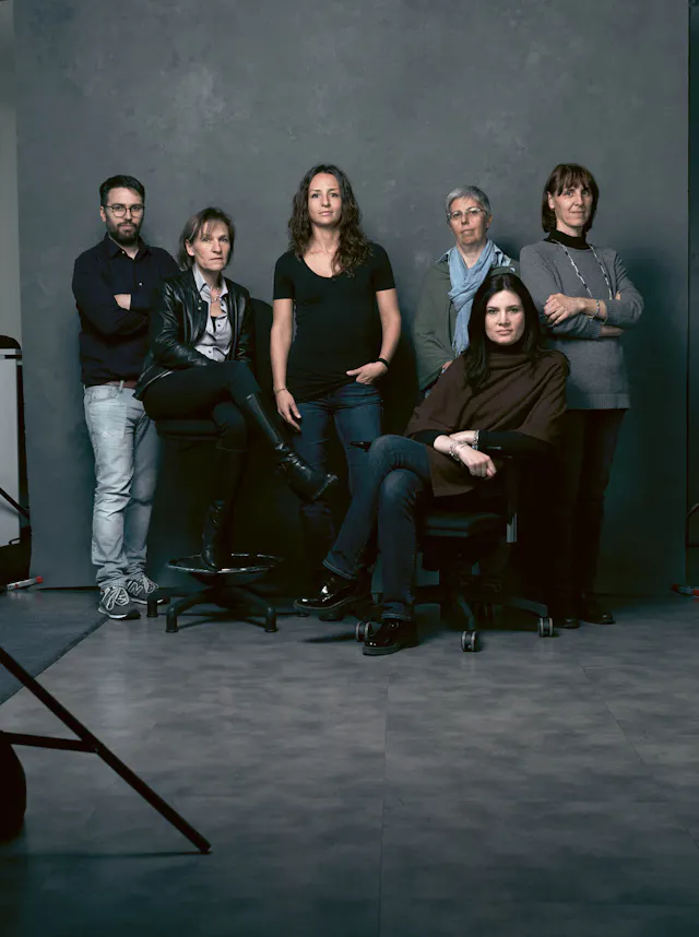 AAA-Teamfoto vor dunklem Hintergrund (von links nach rechts): Donato Barbato, Daniela Chicco, Clementina Brambati, Lorenza Fugazza, Valeria Muzio und Elena Bisone