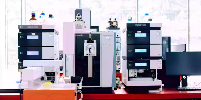 Flüssigchromatographie-Vorrichtung in Kombination mit einem Massenspektrometer für die forensische Toxikologie und für Umweltanalysen.