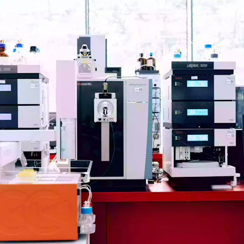 Liquid chromatography (LC) setup coupled with mass spectrometer (MS), which is used for forensic toxicology as well as for environmental analysis.