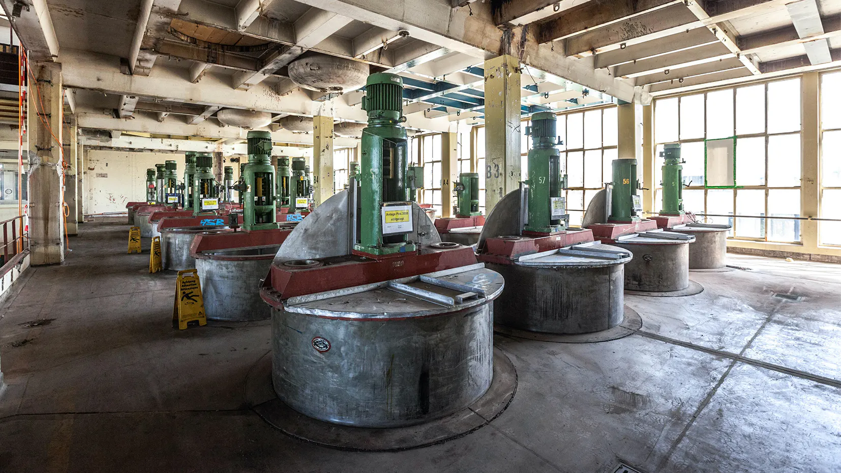 Stillgelegte Farbstoffproduktion im Bau 90 der Ciba.