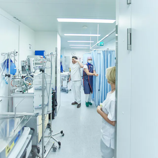 .... Dieser Prozess muss schnell gehen und in einer kühlen Umgebung erfolgen, um die besonders hohe Flexibilität des aus einer Nickel-Titan-Legierung bestehenden Stents zu erhalten.