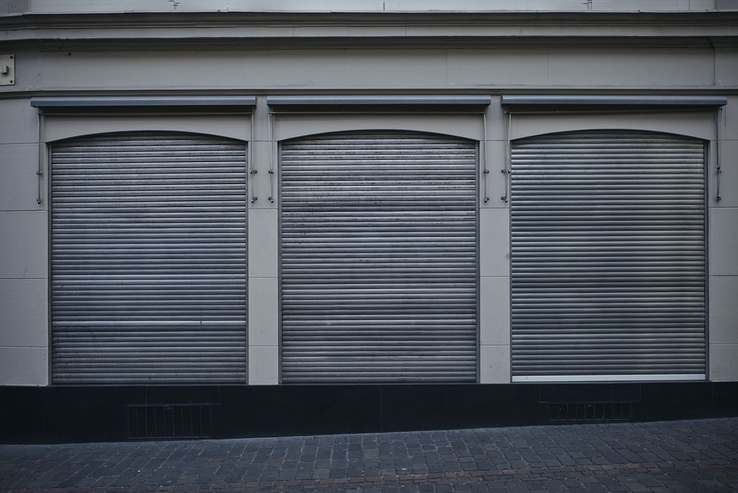 Geschlossene Ladentüren in Basel. 