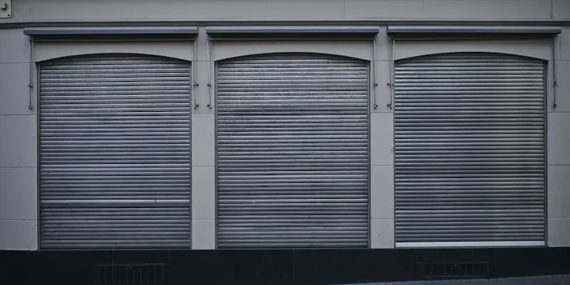 Geschlossene Ladentüren in Basel.