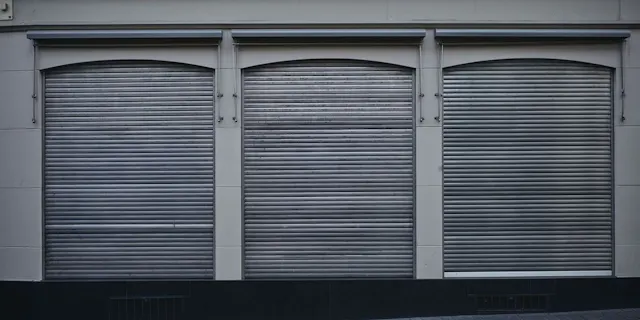 Geschlossene Ladentüren in Basel.