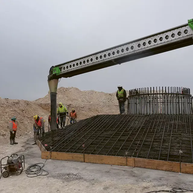 Bauarbeiter errichten das Fundament für eine Windkraftanlage im Windpark Santa Rita East.