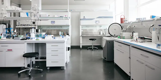 Aufnahme des neuen Labors von Thierry Schlama auf dem Novartis-Campus in Basel. Das Team ist hier mit dem Re-Engineering von Enzymen befasst.