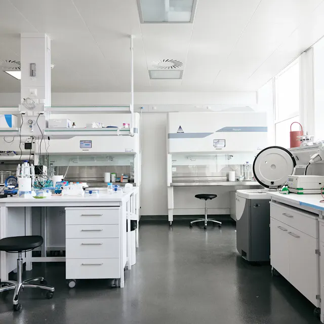 Aufnahme des neuen Labors von Thierry Schlama auf dem Novartis-Campus in Basel. Das Team ist hier mit dem Re-Engineering von Enzymen befasst.