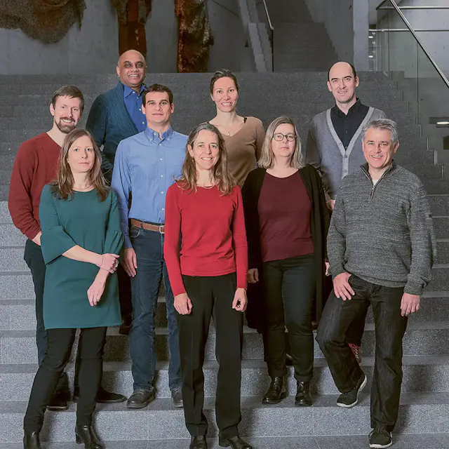Das Kryo-Team: Forscher von Novartis und FMI arbeiten schon lange zusammen. Eine gemeinsame Einrichtung ist jedoch Neuland. Von links nach rechts: Andreas Schenk, Christel Genoud, Srinivas Honnappa, Simone Cavadini, Sandra Jacob, Celine Be, Alexandra Graff, Nico Thomä, Chris Wiesmann.