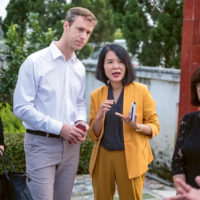 Länderpräsident Vietnam, Roeland Roelofs und Projektleiterin Le Thi Ban 2019 während einer Reise nach Vietnam.