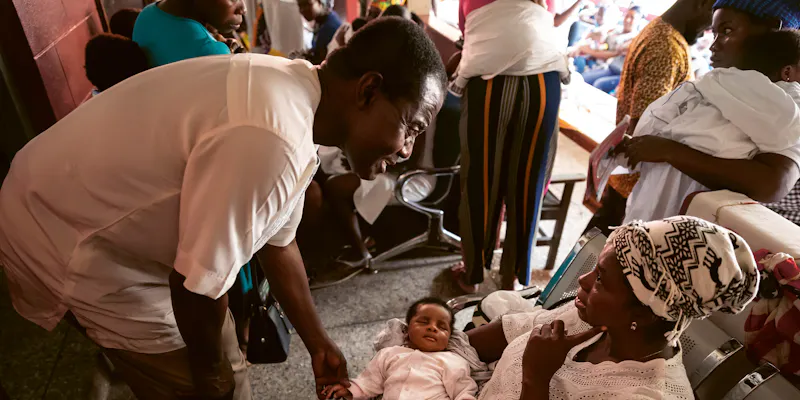 Dr. Kwaku Ohene-Frempong bei Untersuchung eines Babies in einer Arztpraxis in Ghana. 